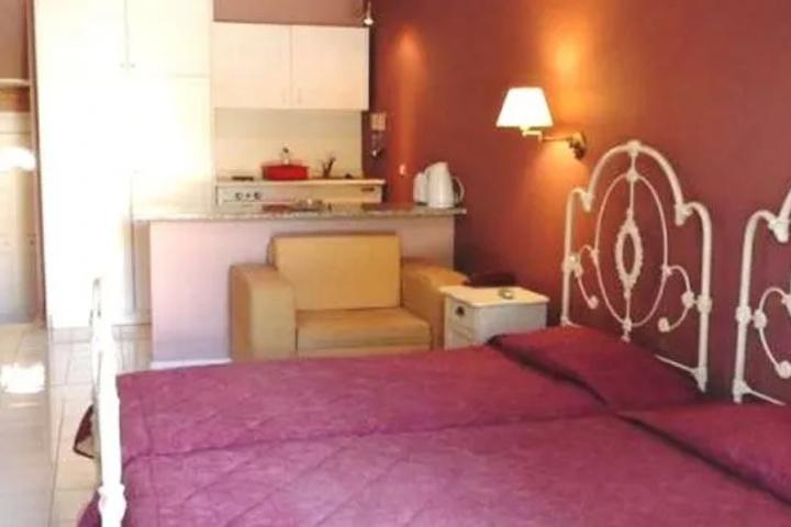 Room 4 of 8