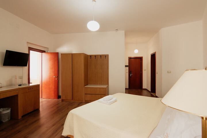 Room 45 of 187