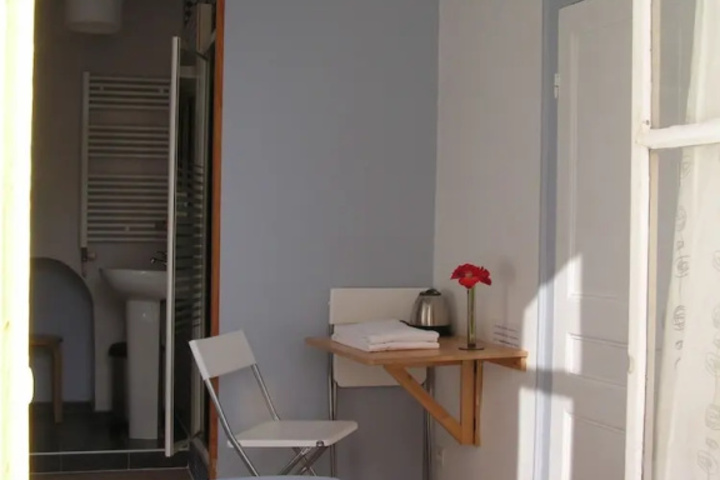 Room 4 of 9