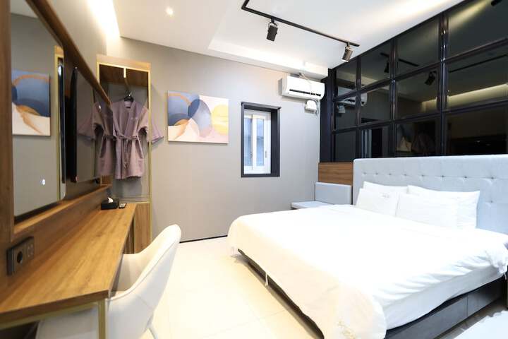 Room 10 of 17