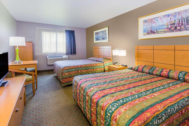 2 Queen Beds (5 of 6)