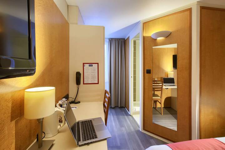 Room 15 of 32