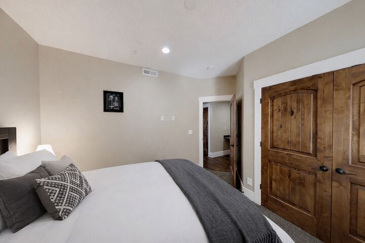 Room 11 of 76