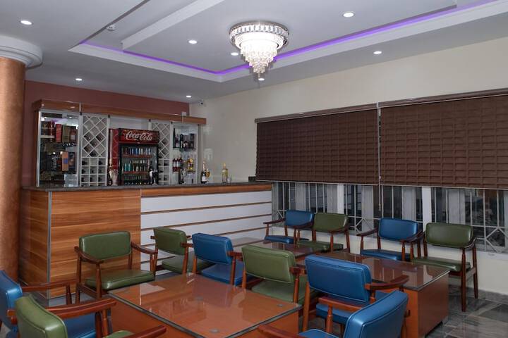 Lounge 53 of 82