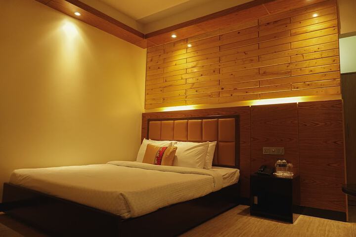 Room 6 of 16