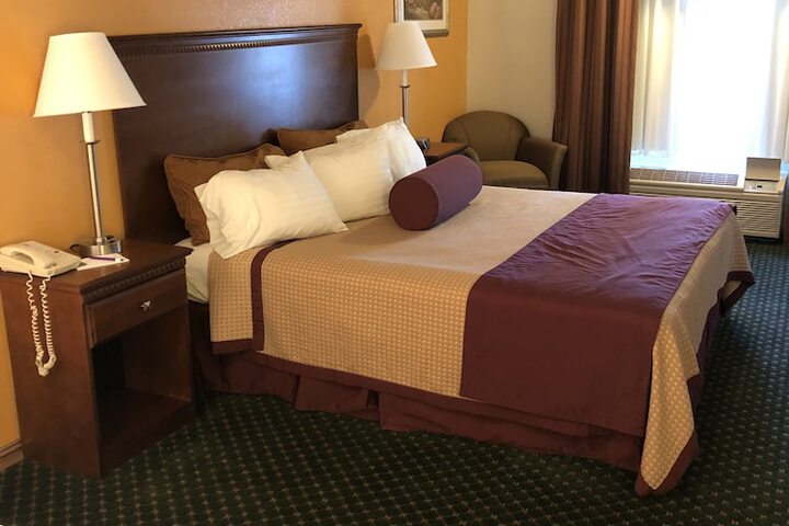 1 King Bed (4 of 15)