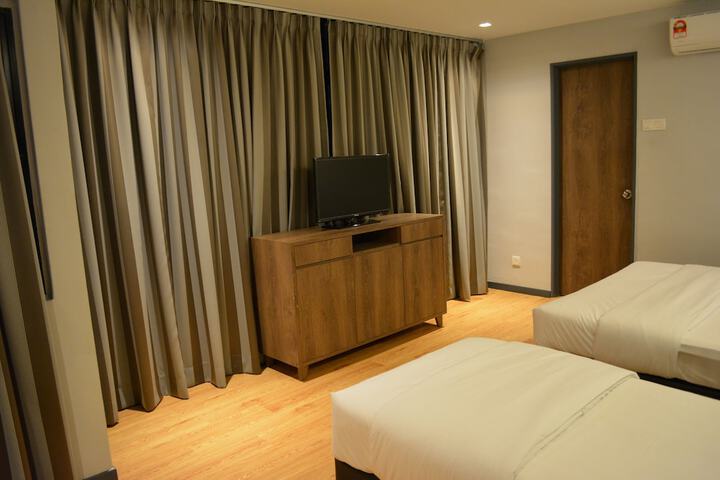 Room 13 of 33