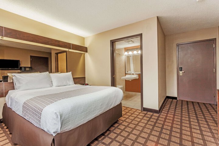 1 Queen Bed Accessible Room (10 of 15)