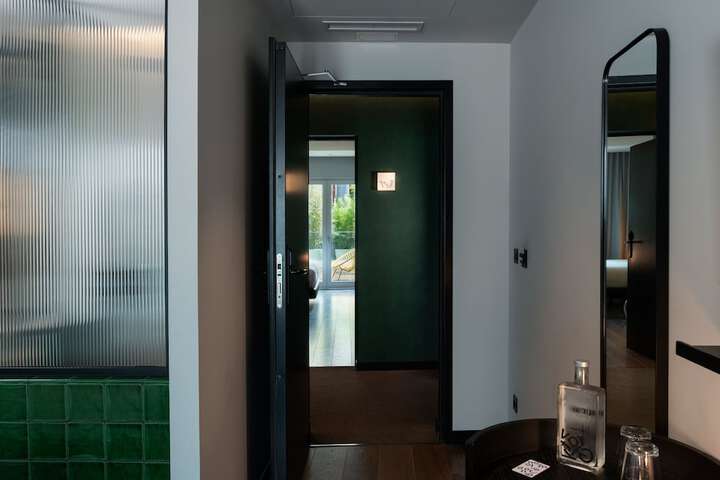 Room 26 of 100