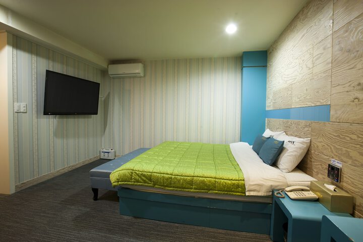 Room 42 of 77