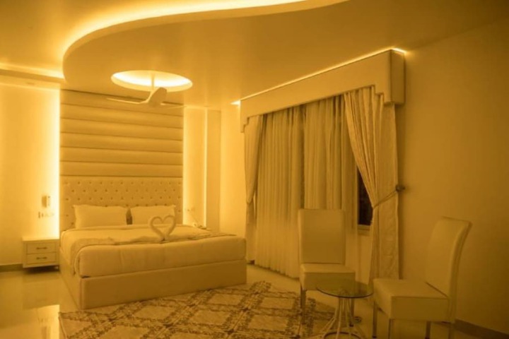 Room 6 of 18