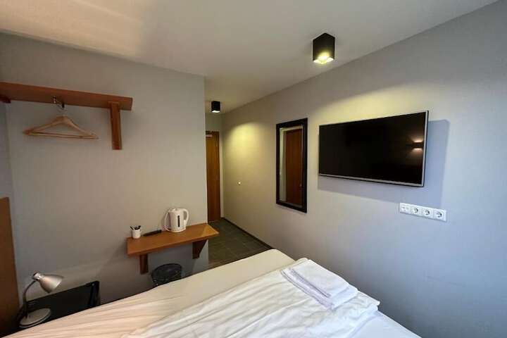 Room 9 of 16