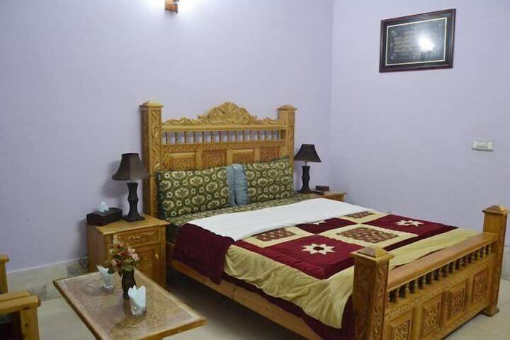 Room 7 of 12