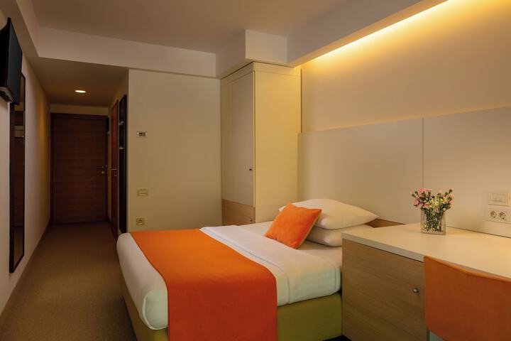 Room 6 of 70