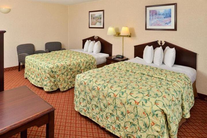 2 Queen Beds (7 of 14)