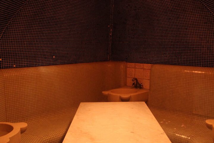 Room 21 of 38