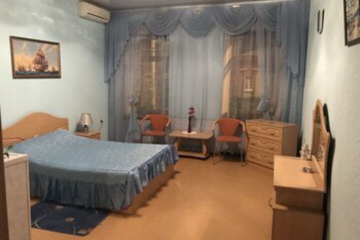 Room 6 of 8