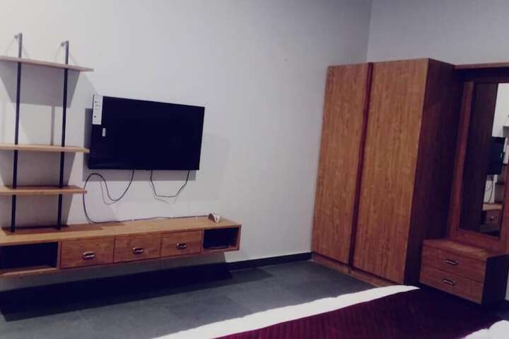 Room 6 of 18