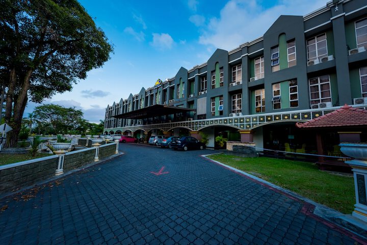 Hotel Exterior 36 of 37