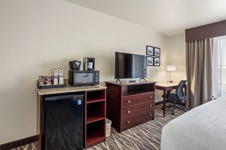 Studio Accessible King Size Bed (15 of 20)