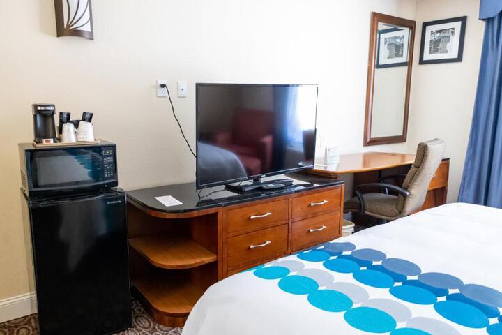 1 King Bed (3 of 10)
