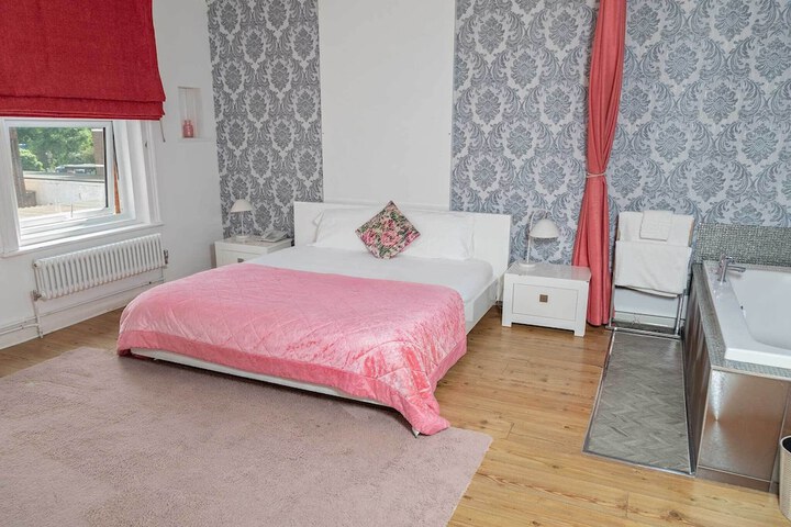 Room 27 of 74