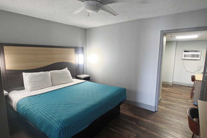 1 King Bed (16 of 30)