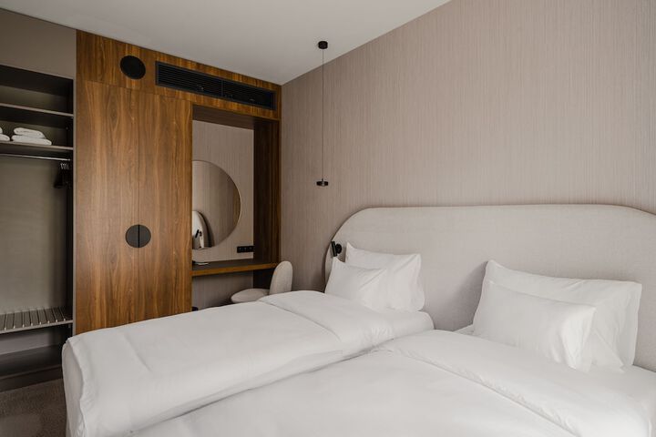 Room 21 of 153