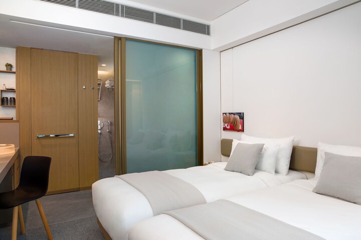 Room 33 of 82