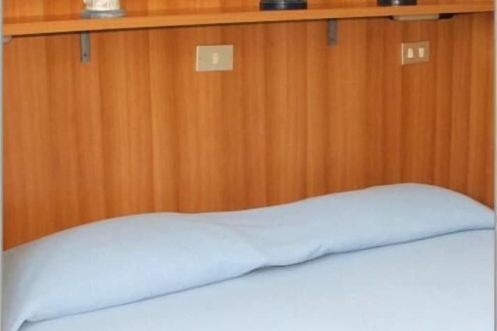 Room 9 of 34