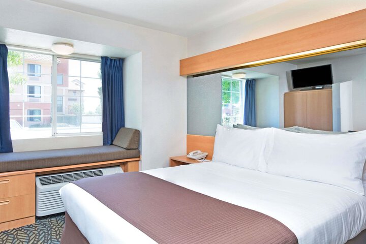 2 Queen Beds Mobility Accessible (9 of 15)