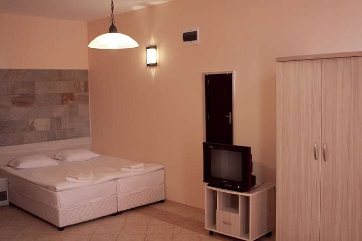 Room 5 of 61