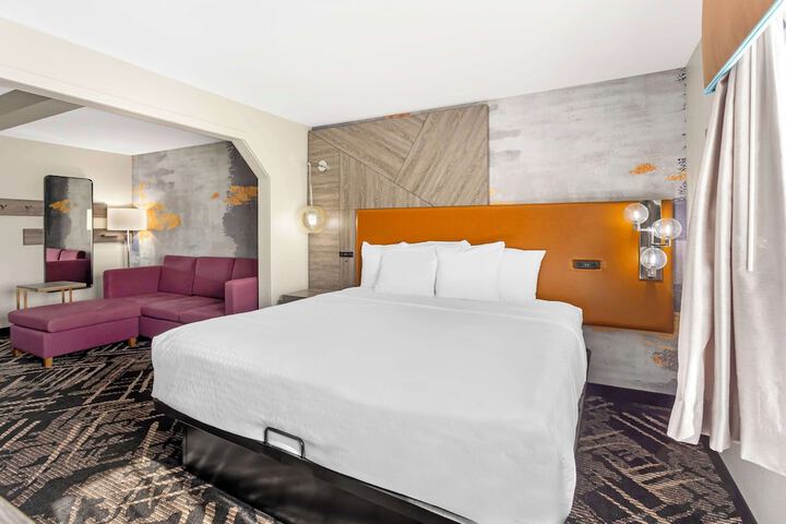 2 Queen Accessible Bathtub Microwave, Refrigerator WiFi Continental Breakfast (9 of 21)