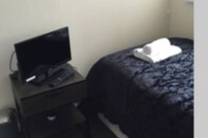 Room 4 of 8