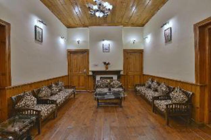 Lounge 2 of 3