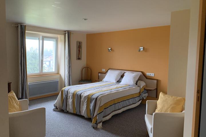 Room 2 of 33