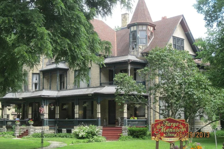 Exterior of Fargo Mansion Inn