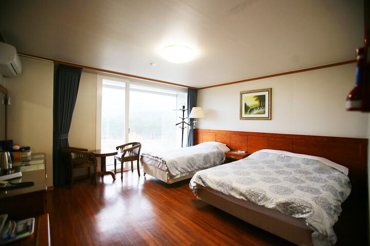 Room 4 of 68