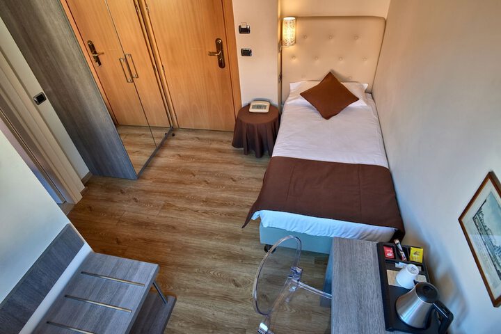 Room 7 of 27
