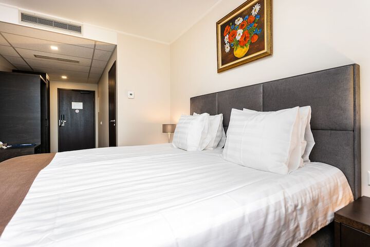 Room 8 of 37