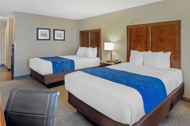 1 Queen Bed (4 of 4)
