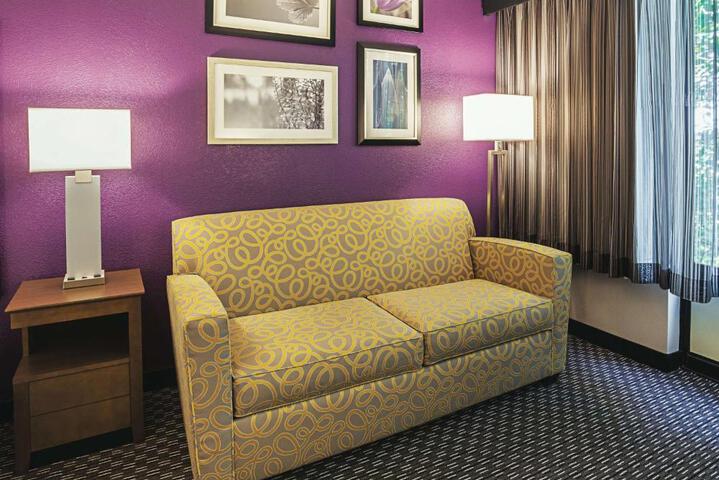 1 King Bed Deluxe (3 of 7)
