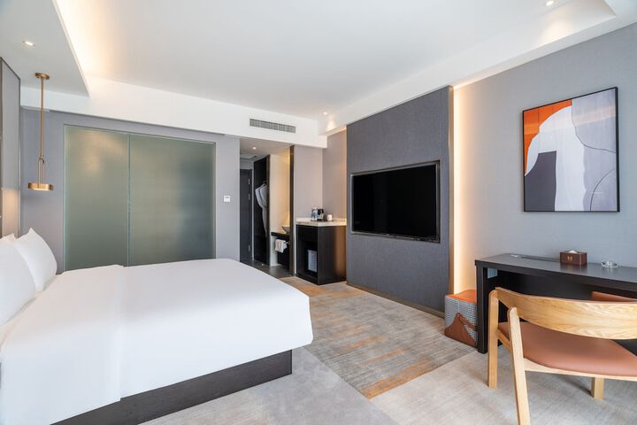 Room 8 of 33