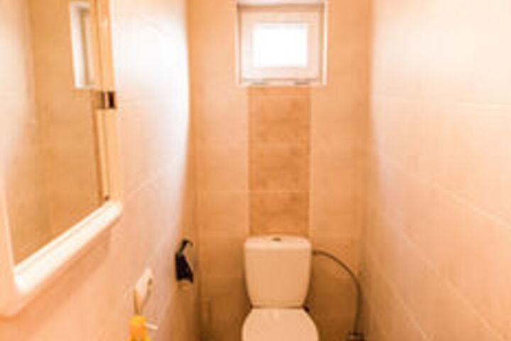 Room 6 of 28