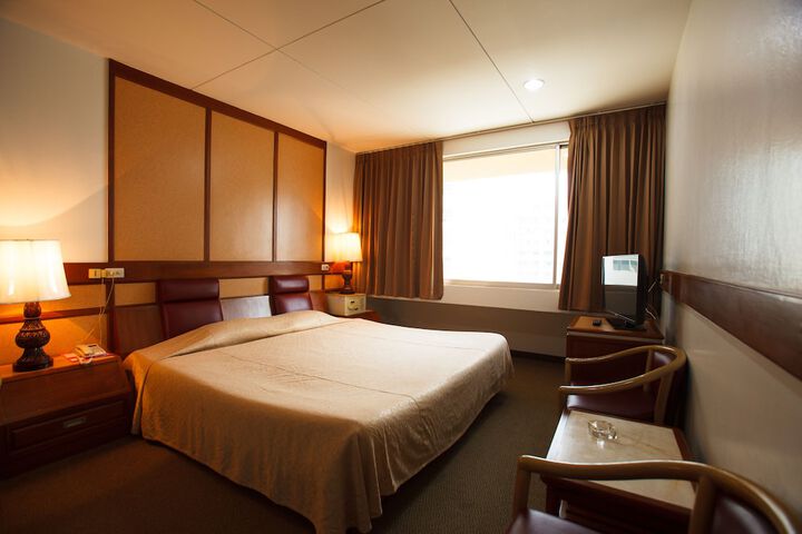Room 10 of 28