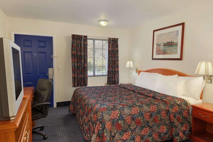 1 King Bed (8 of 12)