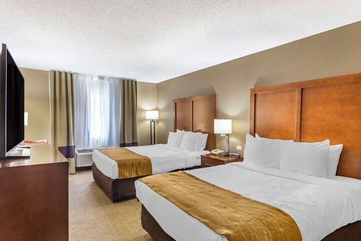 1 Queen Bed (8 of 21)
