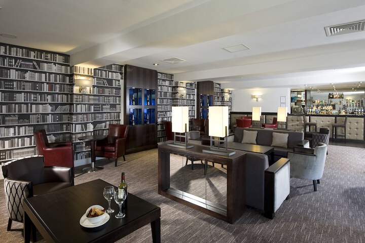 Lounge 110 of 134
