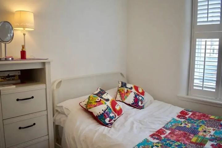 Room 6 of 16