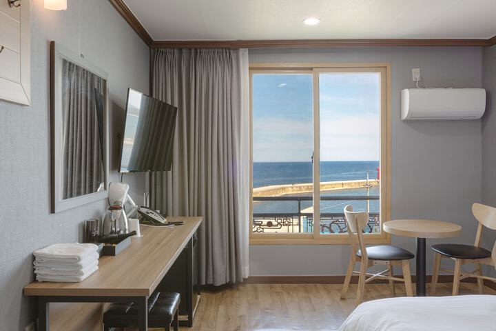 Room 7 of 27